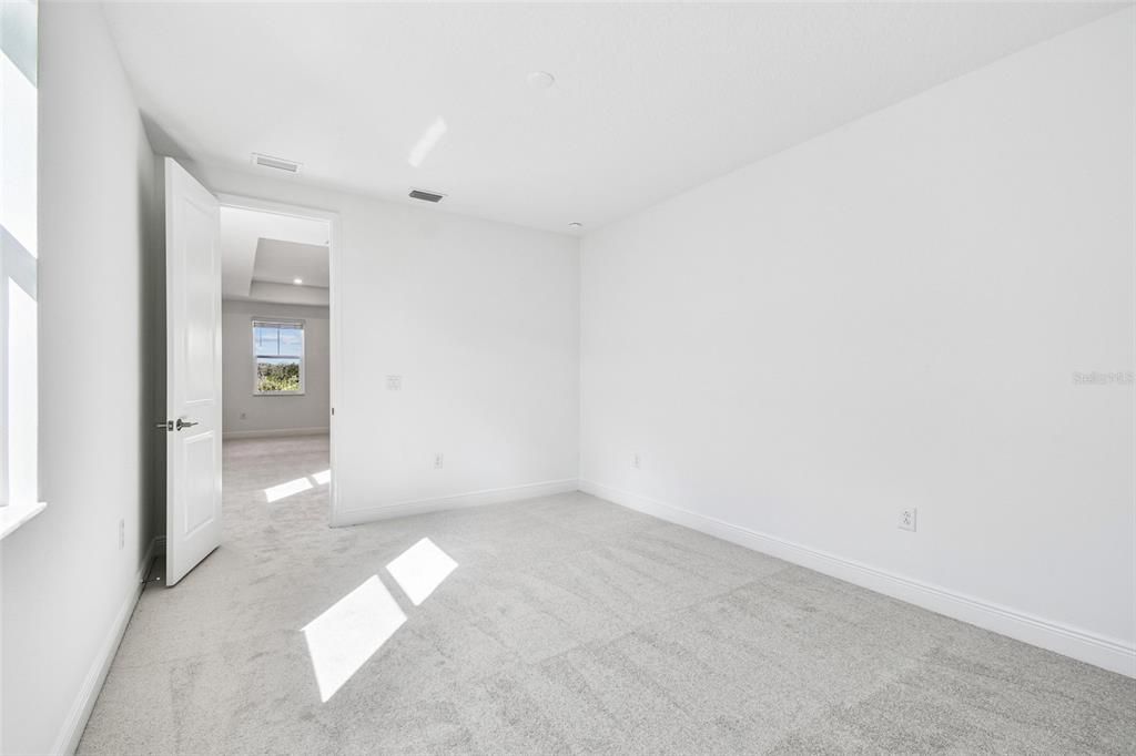 合同活跃: $799,999 (5 贝兹, 3 浴室, 3317 平方英尺)