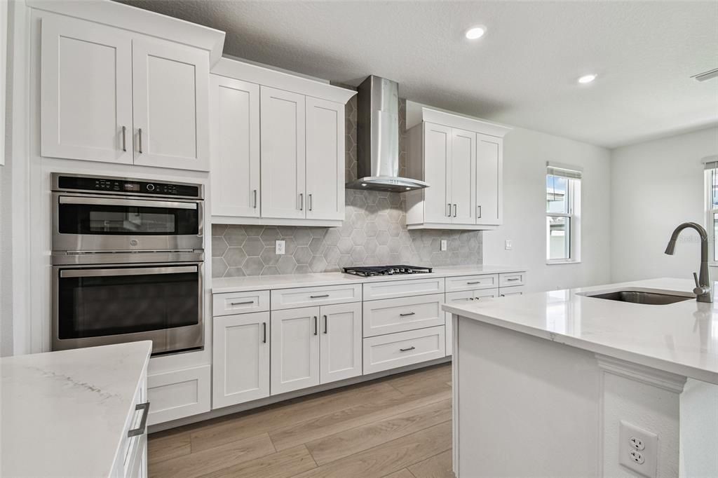 合同活跃: $799,999 (5 贝兹, 3 浴室, 3317 平方英尺)