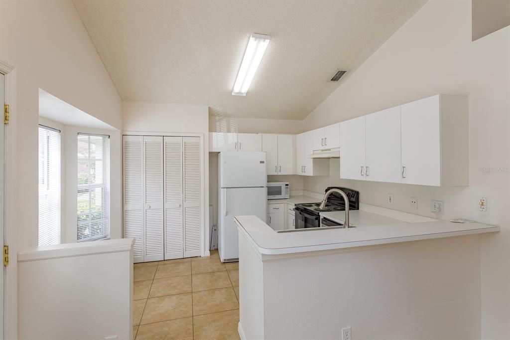 For Sale: $239,900 (2 beds, 2 baths, 833 Square Feet)
