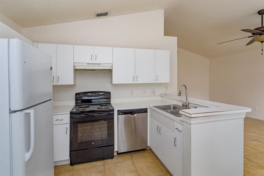 For Sale: $239,900 (2 beds, 2 baths, 833 Square Feet)