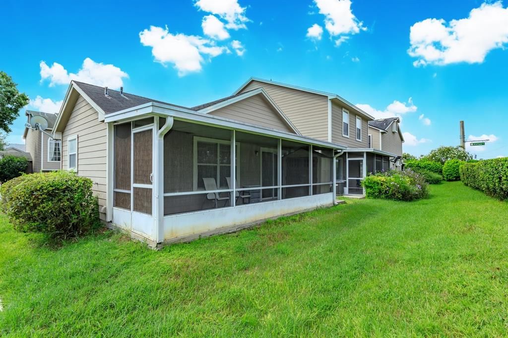 For Sale: $239,900 (2 beds, 2 baths, 833 Square Feet)