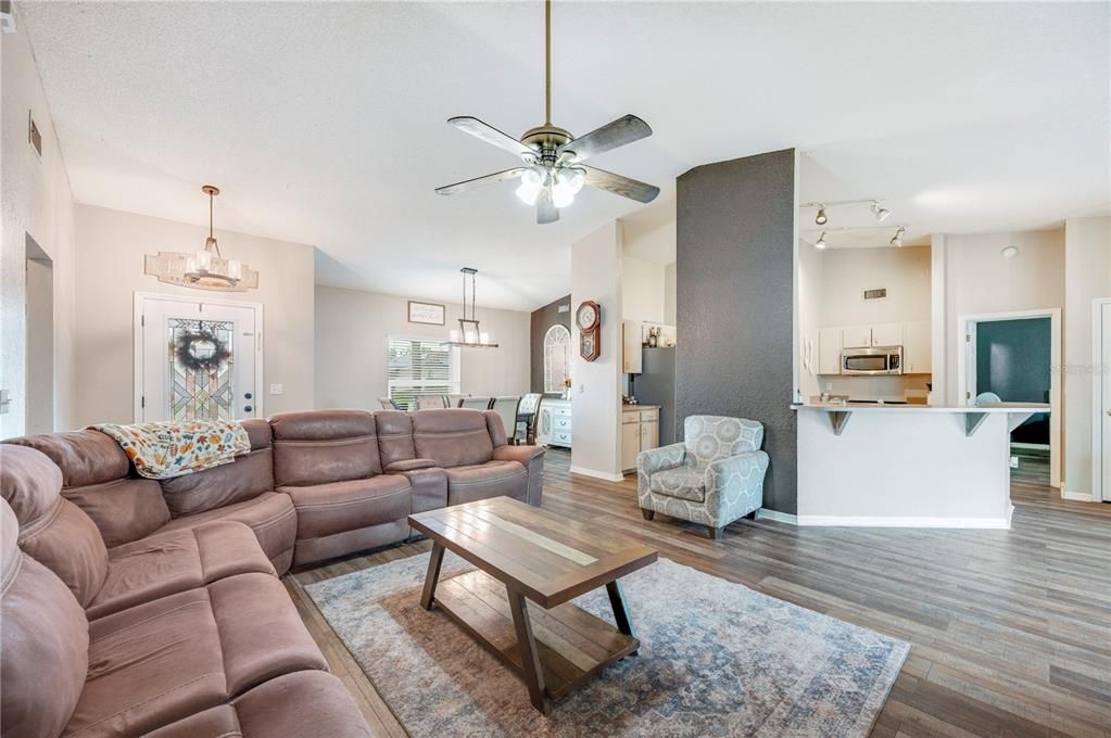 En Venta: $299,900 (3 camas, 2 baños, 1632 Pies cuadrados)