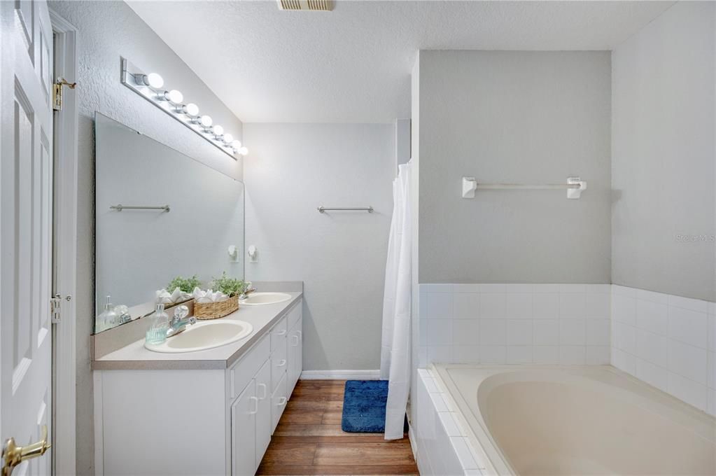 En Venta: $299,900 (3 camas, 2 baños, 1632 Pies cuadrados)