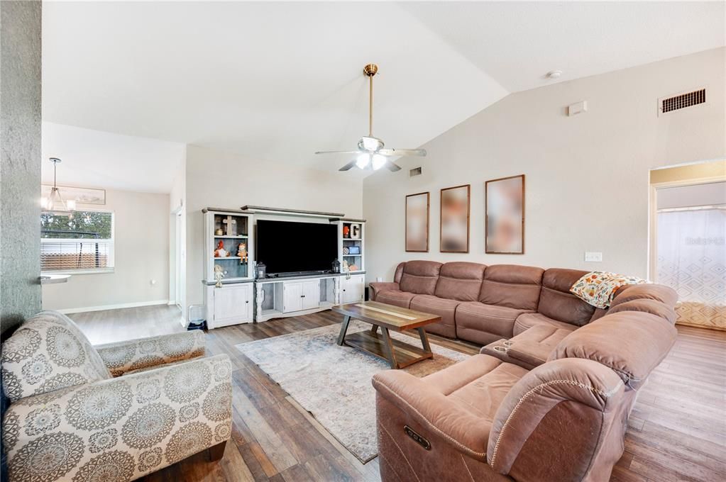 En Venta: $299,900 (3 camas, 2 baños, 1632 Pies cuadrados)