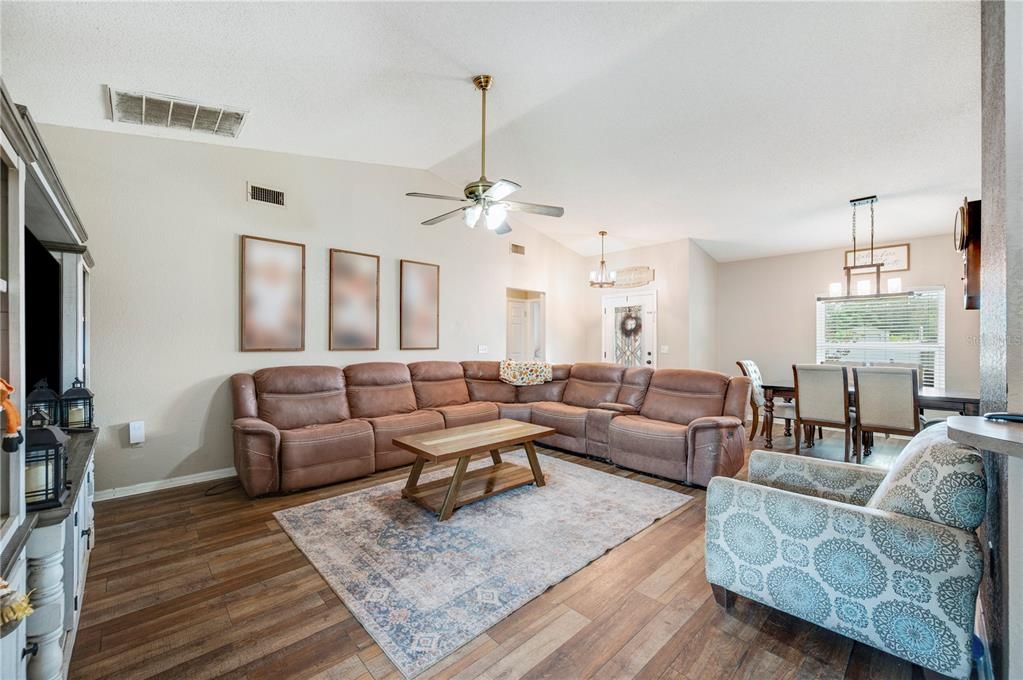 En Venta: $299,900 (3 camas, 2 baños, 1632 Pies cuadrados)