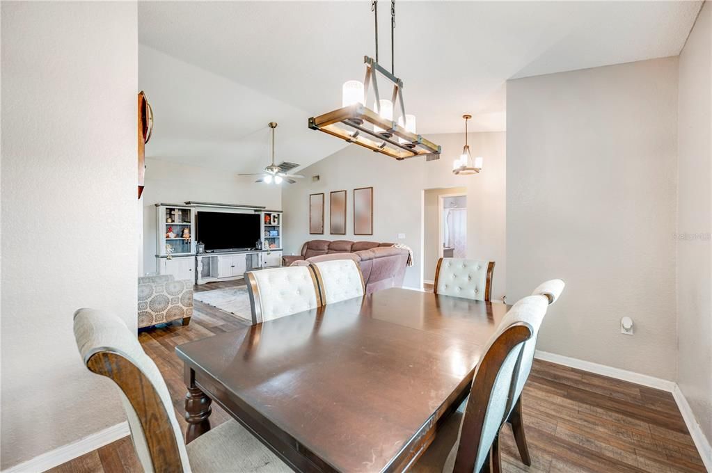 En Venta: $299,900 (3 camas, 2 baños, 1632 Pies cuadrados)