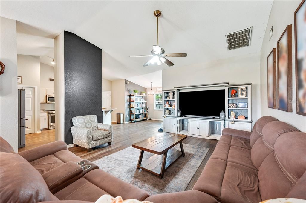 En Venta: $299,900 (3 camas, 2 baños, 1632 Pies cuadrados)