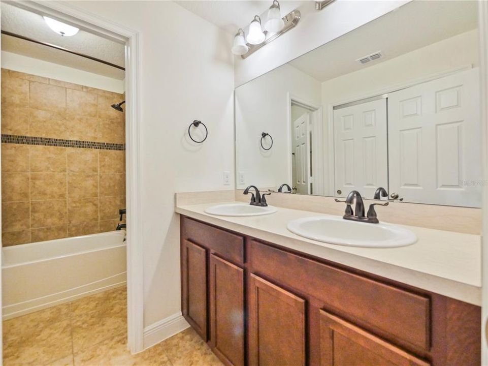 出租: $4,500 (5 贝兹, 3 浴室, 4497 平方英尺)