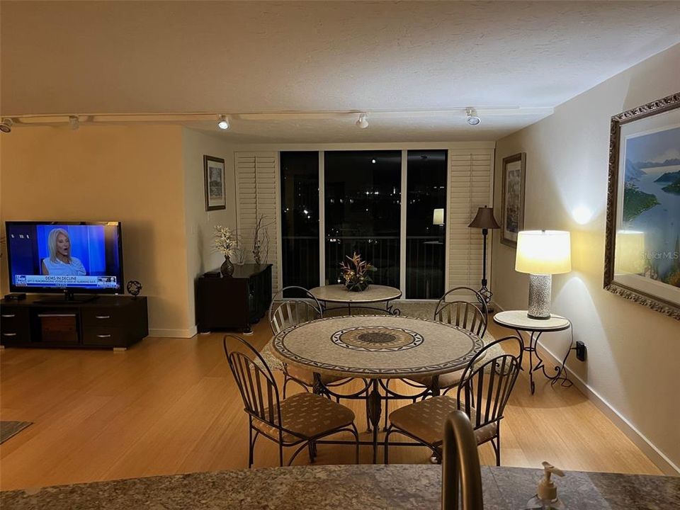 Activo con contrato: $2,950 (2 camas, 2 baños, 1424 Pies cuadrados)