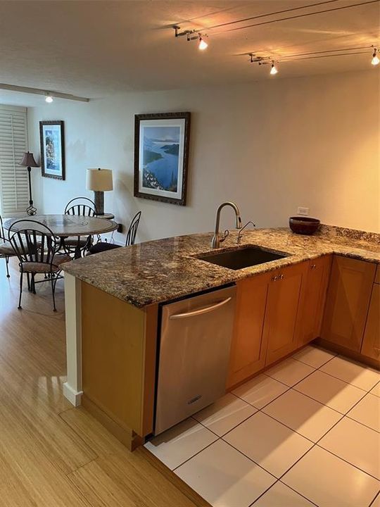 Activo con contrato: $2,950 (2 camas, 2 baños, 1424 Pies cuadrados)