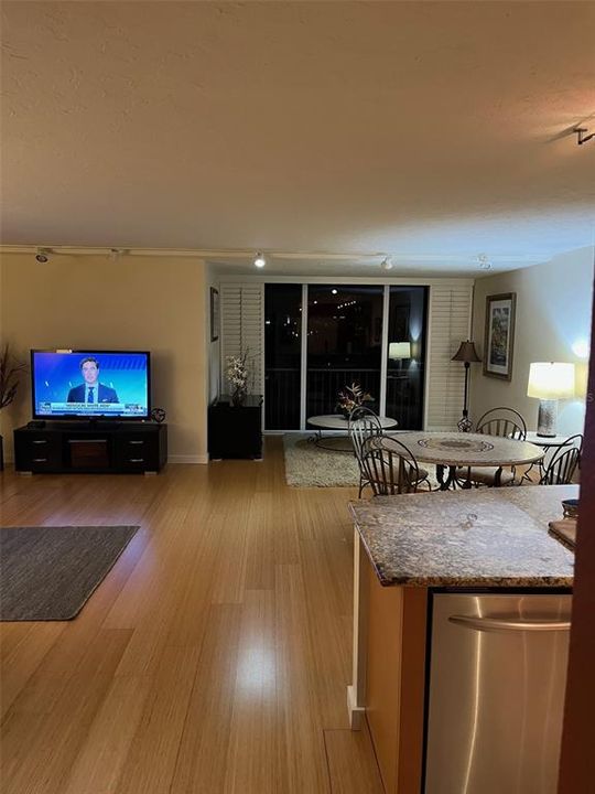 Activo con contrato: $2,950 (2 camas, 2 baños, 1424 Pies cuadrados)