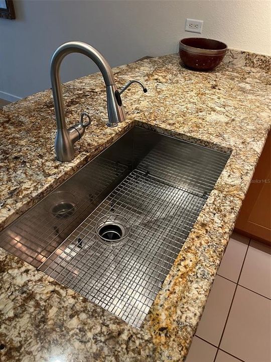 Activo con contrato: $2,950 (2 camas, 2 baños, 1424 Pies cuadrados)