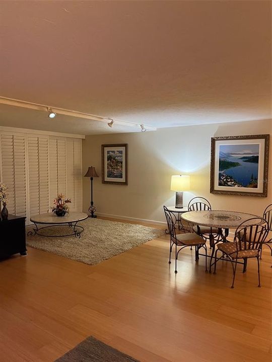 Activo con contrato: $2,950 (2 camas, 2 baños, 1424 Pies cuadrados)