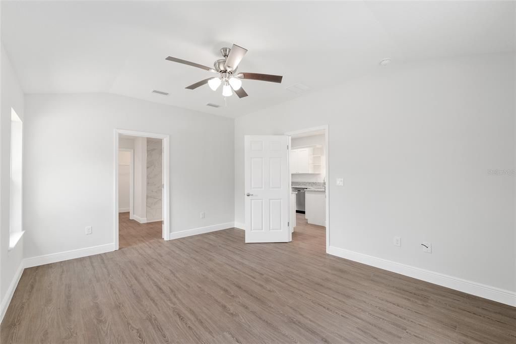 Activo con contrato: $364,900 (4 camas, 2 baños, 1775 Pies cuadrados)