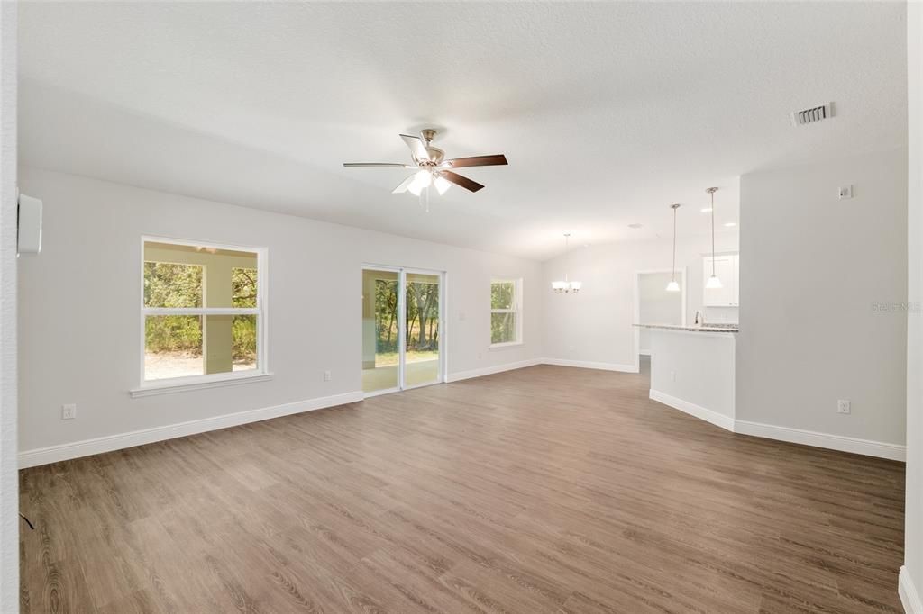 Activo con contrato: $364,900 (4 camas, 2 baños, 1775 Pies cuadrados)