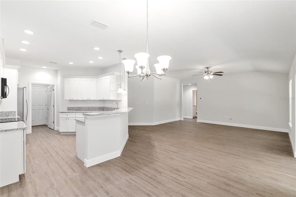 Activo con contrato: $364,900 (4 camas, 2 baños, 1775 Pies cuadrados)