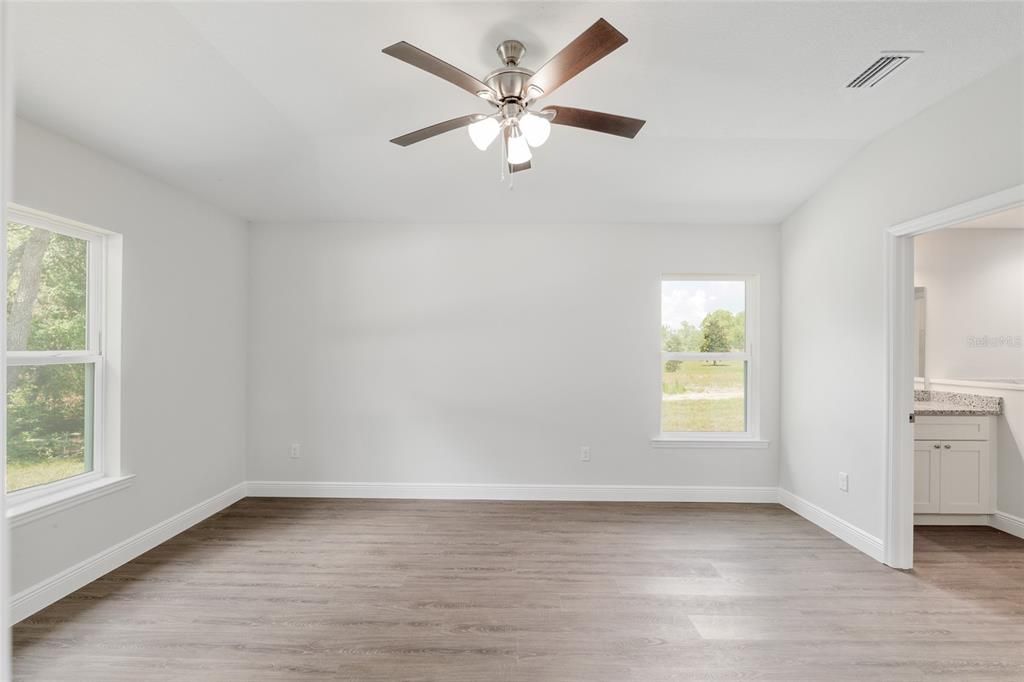 Activo con contrato: $364,900 (4 camas, 2 baños, 1775 Pies cuadrados)