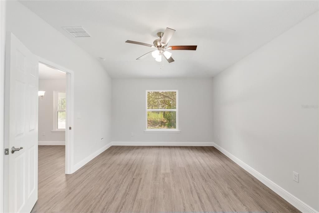 Activo con contrato: $364,900 (4 camas, 2 baños, 1775 Pies cuadrados)