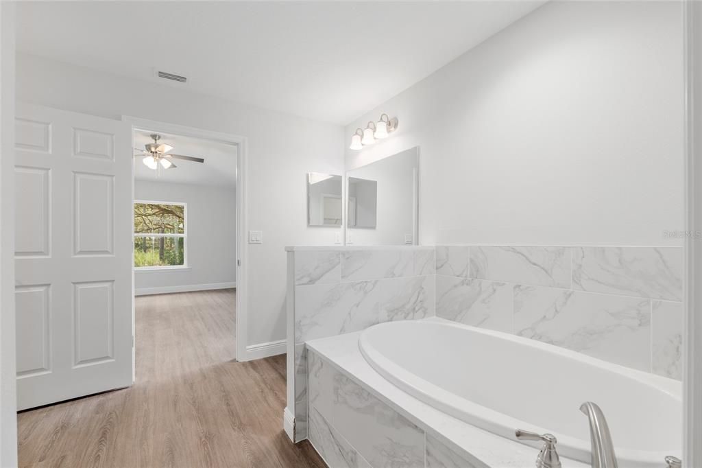 Activo con contrato: $364,900 (4 camas, 2 baños, 1775 Pies cuadrados)