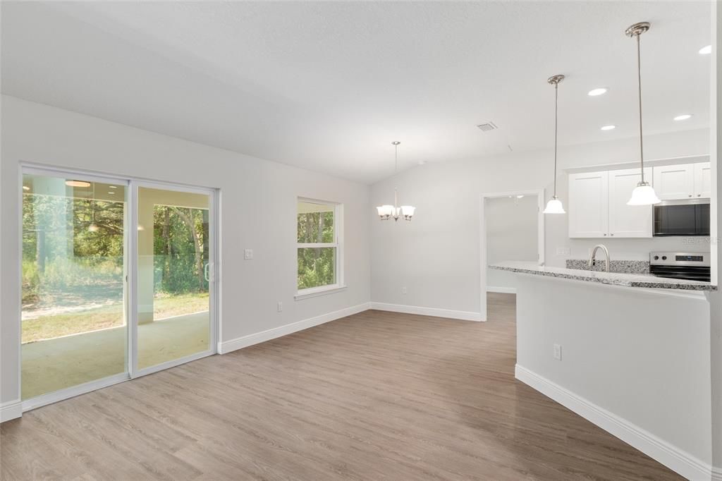 Activo con contrato: $364,900 (4 camas, 2 baños, 1775 Pies cuadrados)