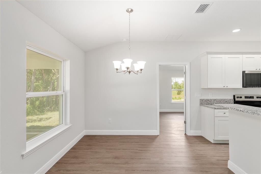 Activo con contrato: $364,900 (4 camas, 2 baños, 1775 Pies cuadrados)