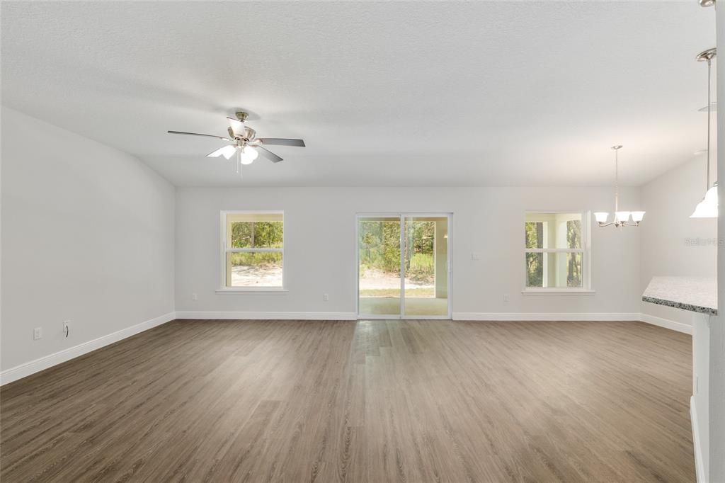 Activo con contrato: $364,900 (4 camas, 2 baños, 1775 Pies cuadrados)