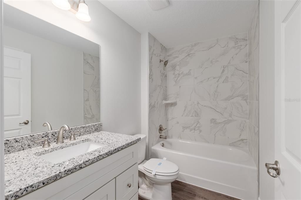 Activo con contrato: $364,900 (4 camas, 2 baños, 1775 Pies cuadrados)