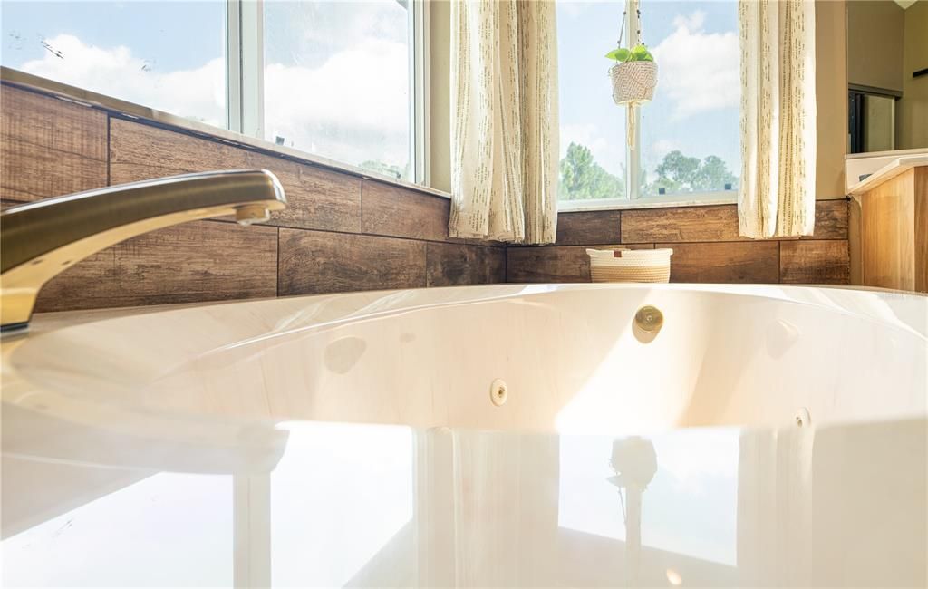 合同活跃: $500,000 (4 贝兹, 3 浴室, 2764 平方英尺)