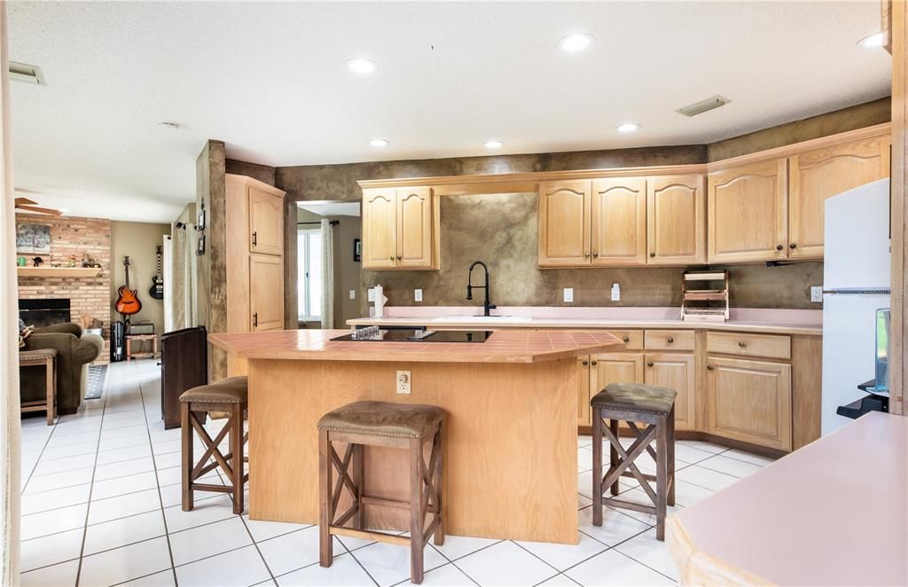 合同活跃: $500,000 (4 贝兹, 3 浴室, 2764 平方英尺)