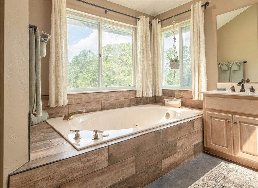 合同活跃: $500,000 (4 贝兹, 3 浴室, 2764 平方英尺)