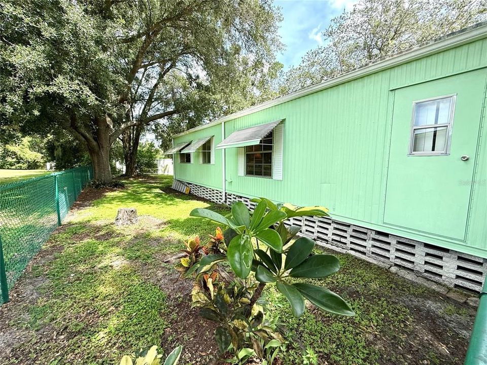 Active With Contract: $110,000 (2 beds, 2 baths, 1104 Square Feet)