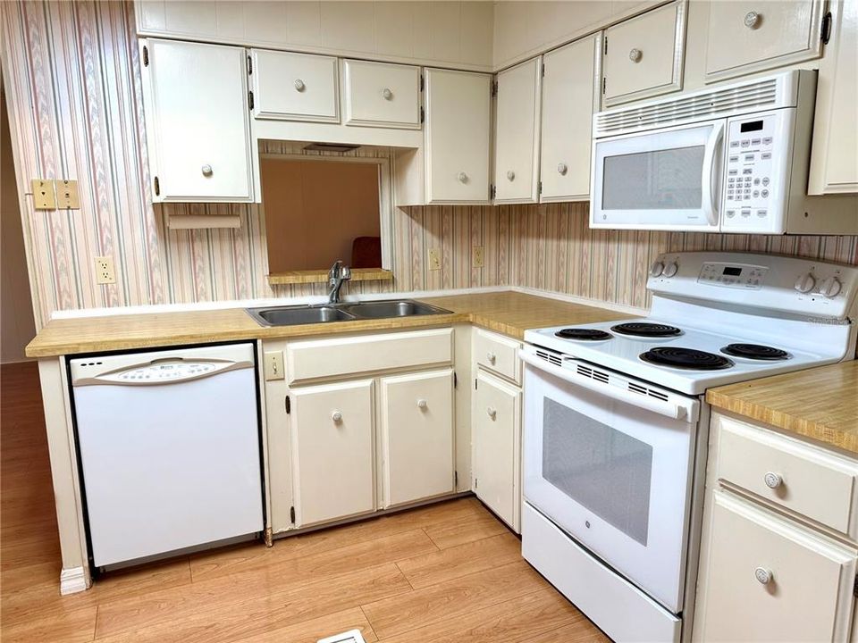 Active With Contract: $110,000 (2 beds, 2 baths, 1104 Square Feet)