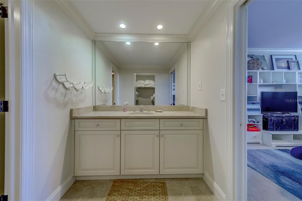 出租: $6,700 (3 贝兹, 3 浴室, 2000 平方英尺)