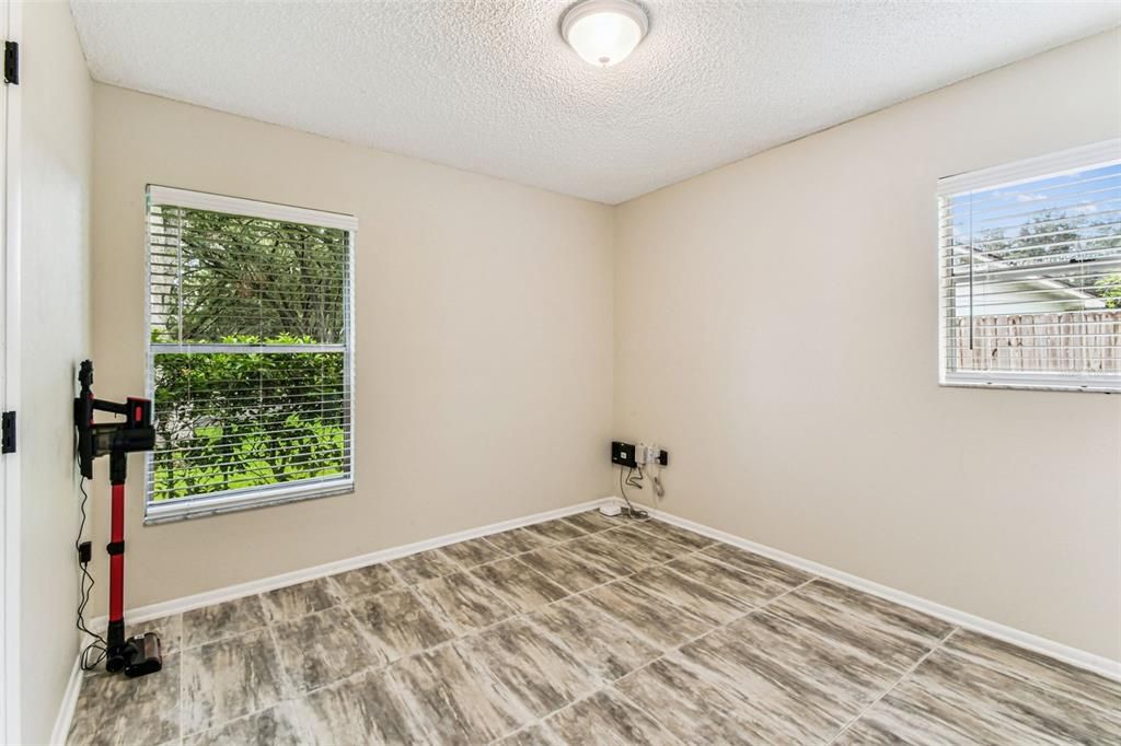 For Sale: $329,999 (3 beds, 1 baths, 1011 Square Feet)