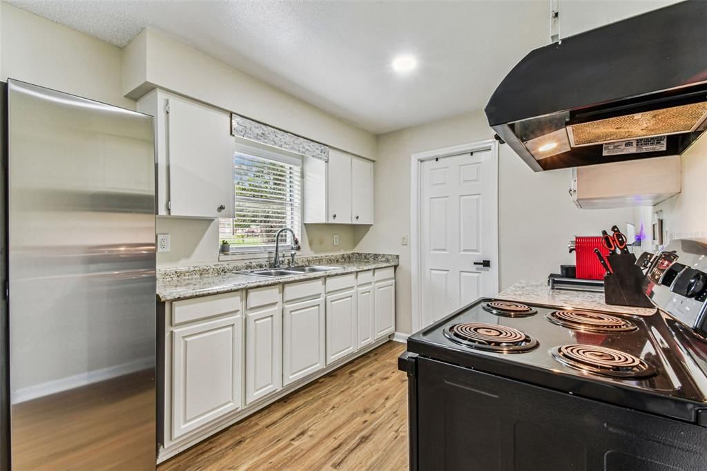 For Sale: $329,999 (3 beds, 1 baths, 1011 Square Feet)