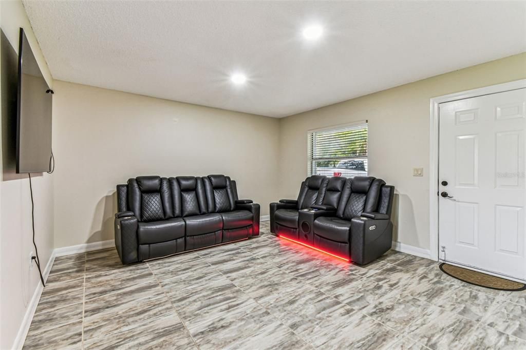 For Sale: $329,999 (3 beds, 1 baths, 1011 Square Feet)