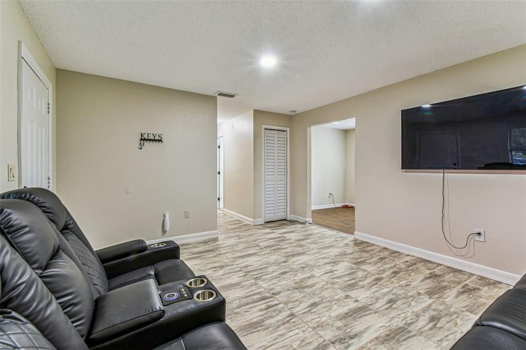 For Sale: $329,999 (3 beds, 1 baths, 1011 Square Feet)