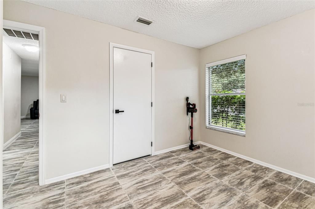 For Sale: $329,999 (3 beds, 1 baths, 1011 Square Feet)