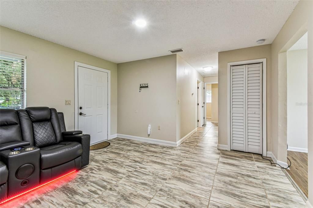 For Sale: $329,999 (3 beds, 1 baths, 1011 Square Feet)