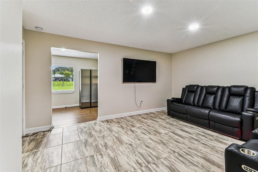 For Sale: $329,999 (3 beds, 1 baths, 1011 Square Feet)