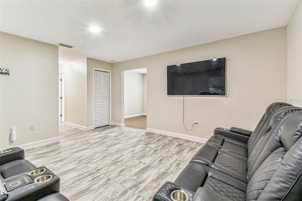 For Sale: $329,999 (3 beds, 1 baths, 1011 Square Feet)