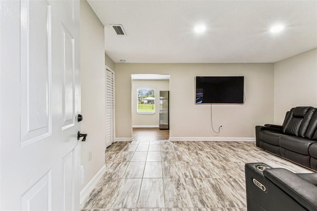 For Sale: $329,999 (3 beds, 1 baths, 1011 Square Feet)