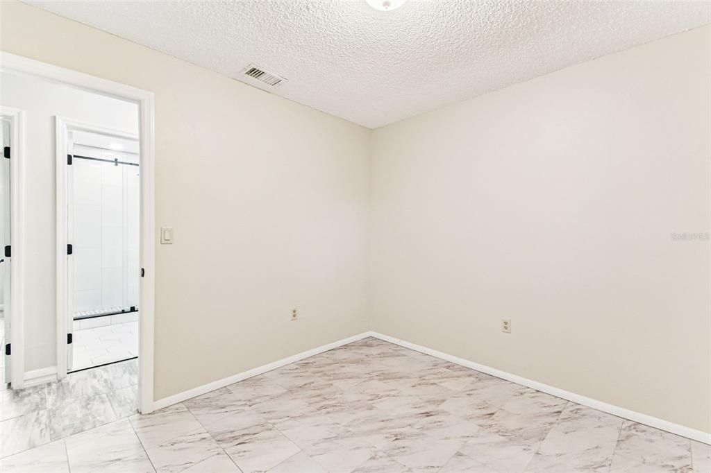 For Sale: $329,999 (3 beds, 1 baths, 1011 Square Feet)