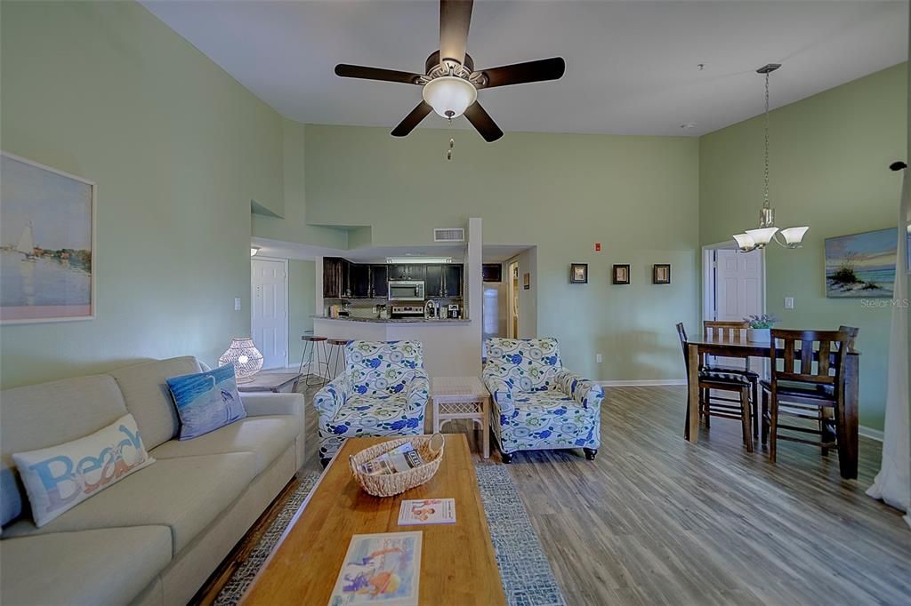 Под контрактом: $324,900 (2 спален, 2 ванн, 1096 Квадратных фут)