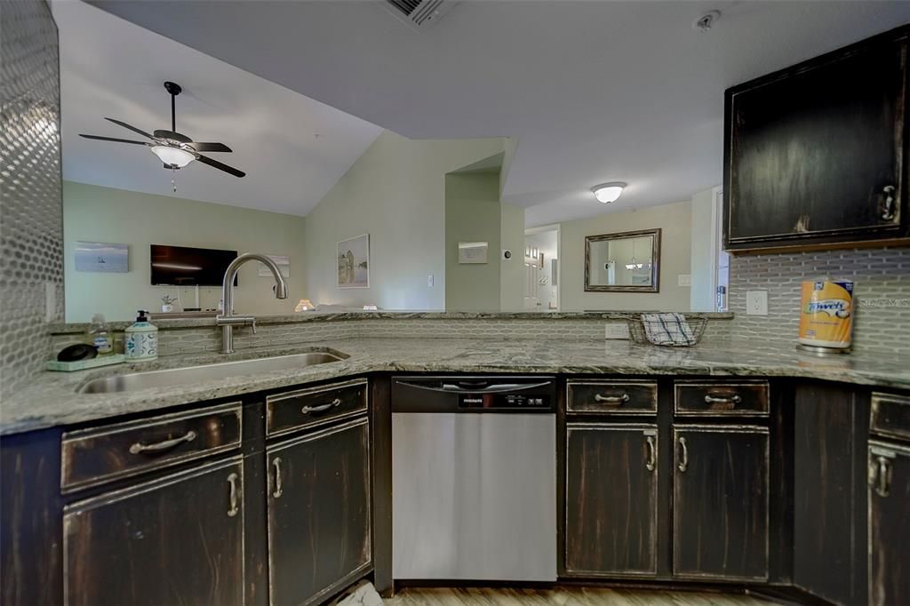 Под контрактом: $324,900 (2 спален, 2 ванн, 1096 Квадратных фут)