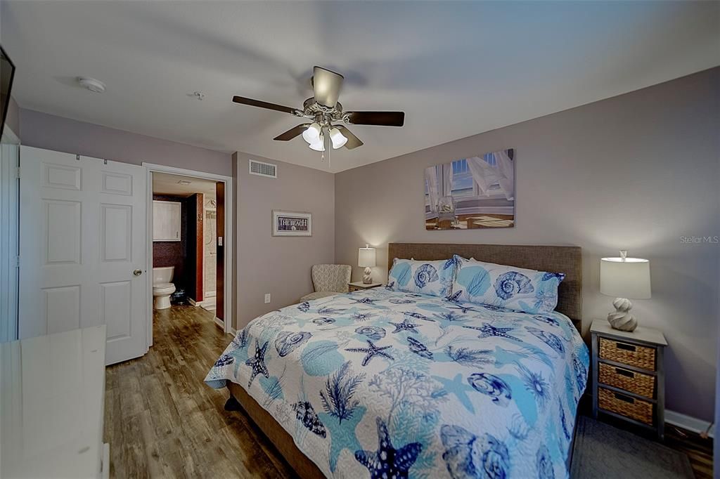 Под контрактом: $324,900 (2 спален, 2 ванн, 1096 Квадратных фут)