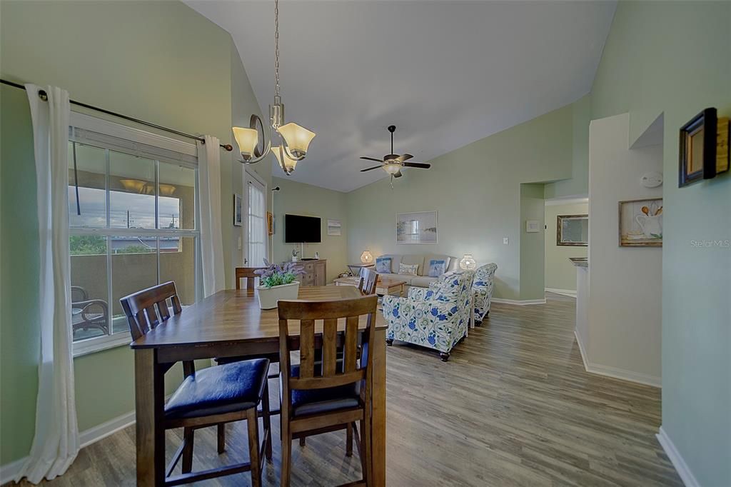 Под контрактом: $324,900 (2 спален, 2 ванн, 1096 Квадратных фут)