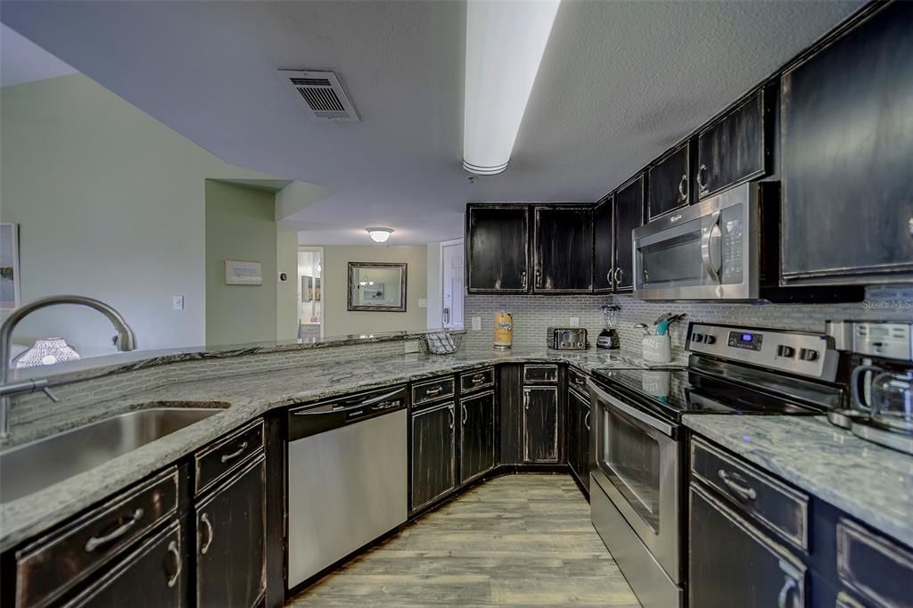 Под контрактом: $324,900 (2 спален, 2 ванн, 1096 Квадратных фут)