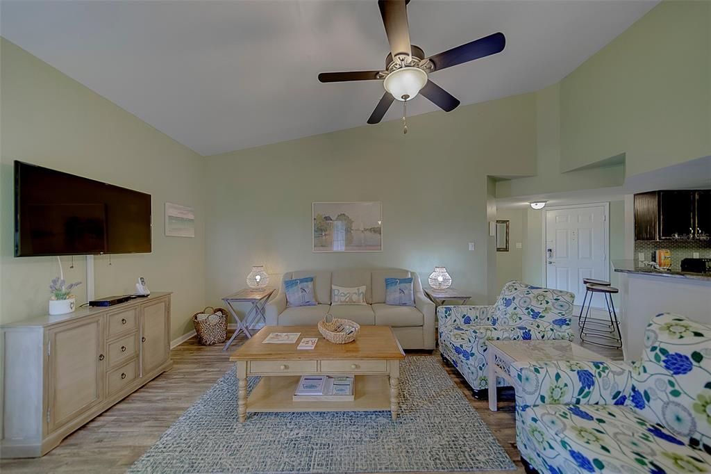 Под контрактом: $324,900 (2 спален, 2 ванн, 1096 Квадратных фут)