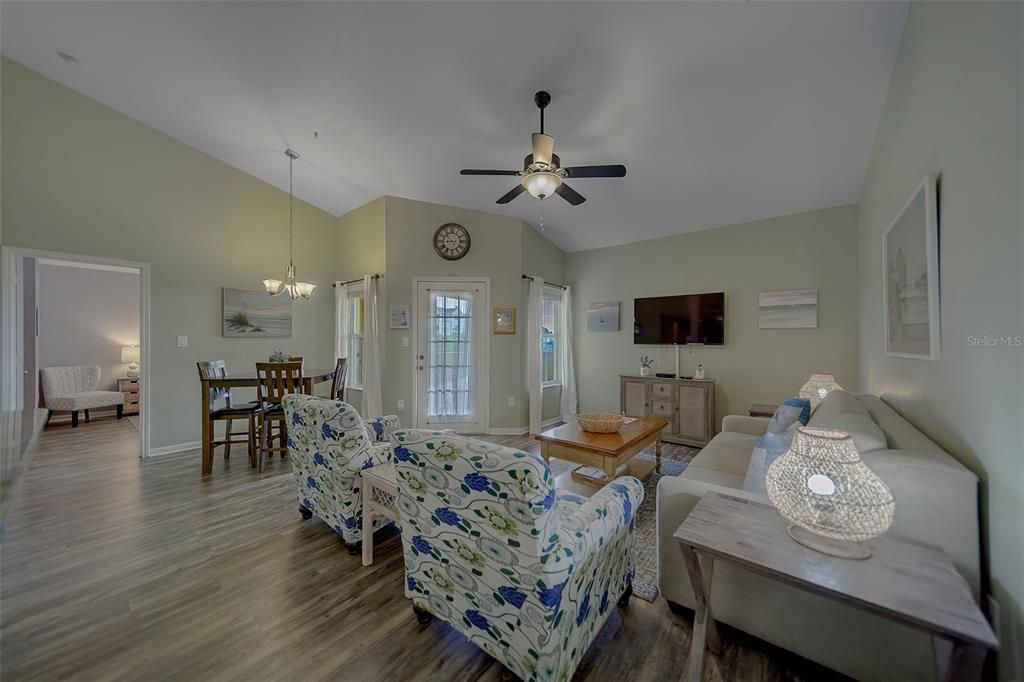 Под контрактом: $324,900 (2 спален, 2 ванн, 1096 Квадратных фут)